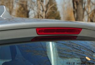 位于汽车后挡风玻璃上方或下方的灯具叫什么灯