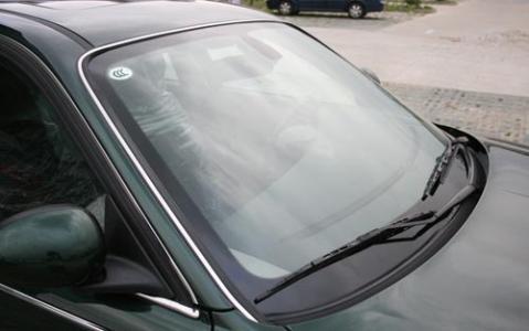 汽车外前车窗玻璃起雾怎么办