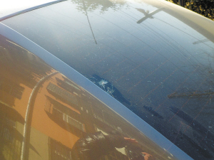 一、汽车前挡风玻璃开裂需要更换吗