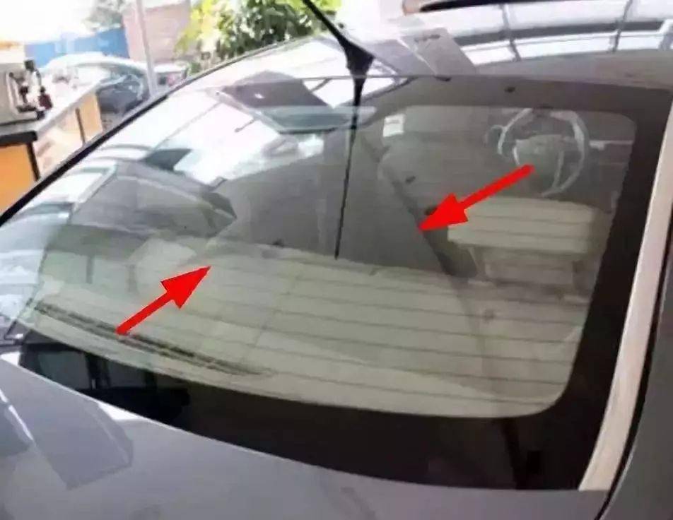 汽车后挡风玻璃上的“横线”有啥用？内行人告诉你它的秘密