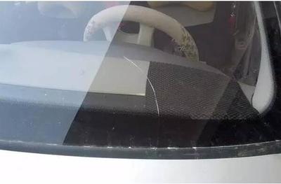 汽车挡风玻璃出现裂痕怎么办？- 深圳汽车维修指南